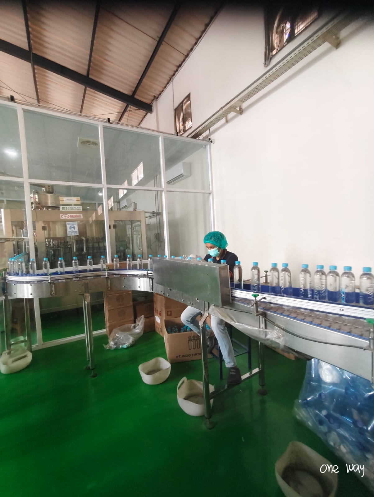 Area conveyor produksi air minum One Way