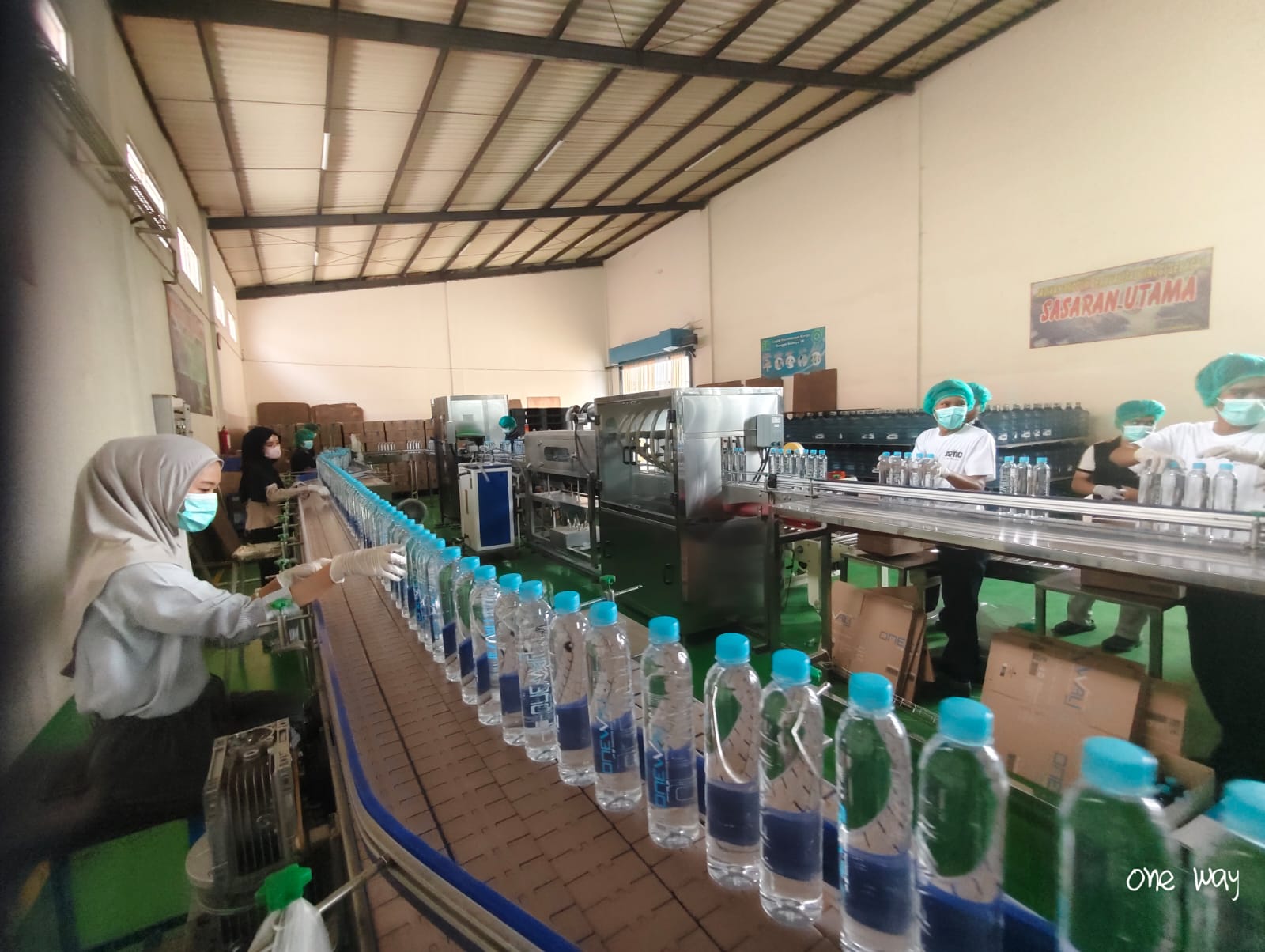 Staf memeriksa botol One Way di lini produksi