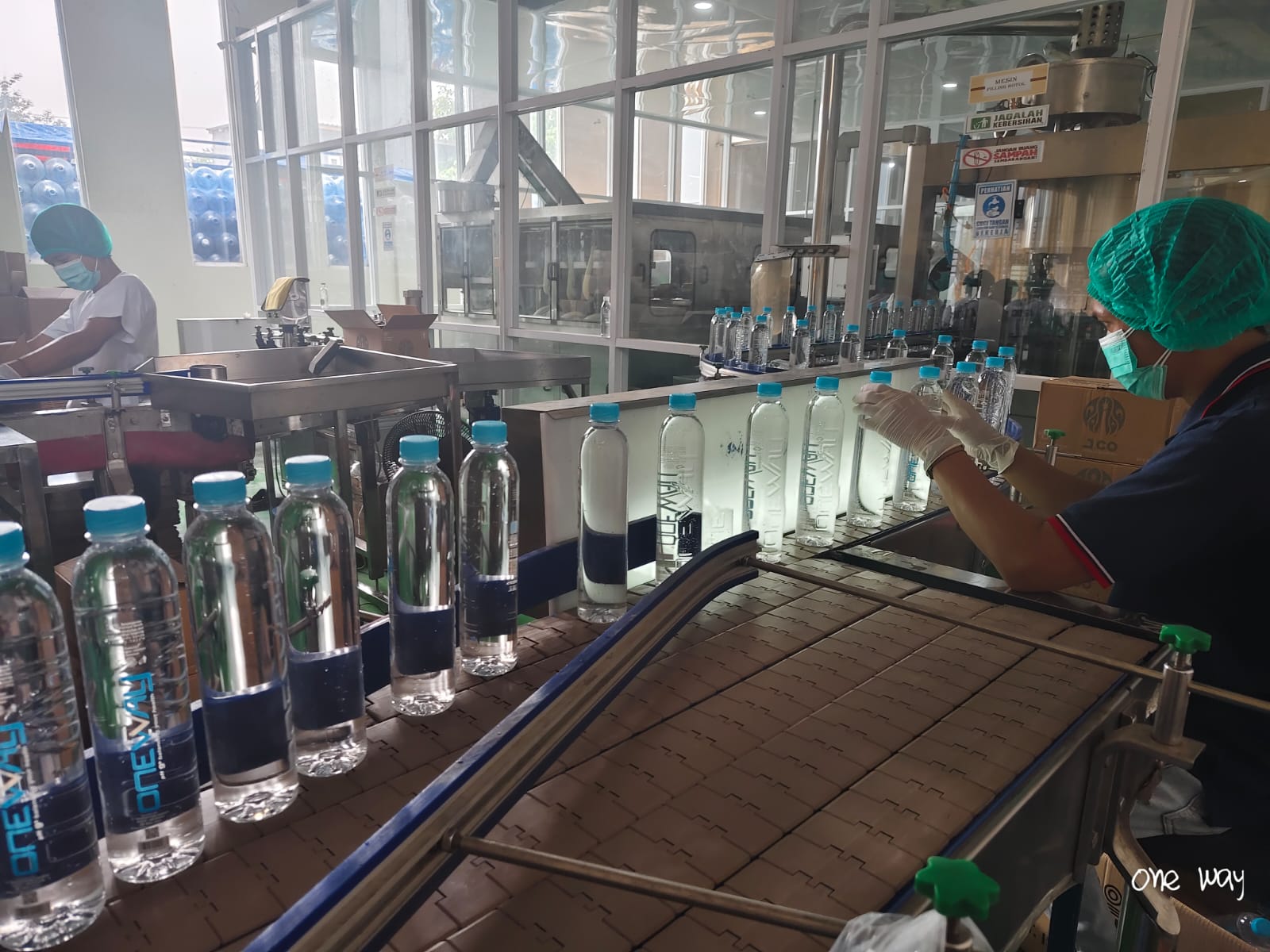 Proses inspeksi botol One Way di fasilitas produksi